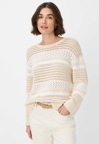 Maglione a maglia di un beige chiaro con motivo a trafori, caratterizzato da strisce orizzontali in diverse tonalità di crema. Maniche lunghe e polsini a costine.