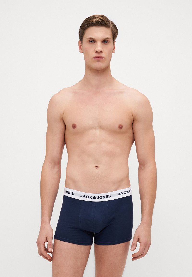 Marineblaue Boxer-Shorts mit einem weißen Gummibund, der mit "JACK & JONES"-Branding versehen ist, hergestellt aus weichem, dehnbarem Baumwollstoff.