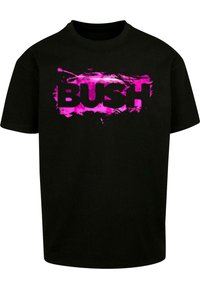 Mustmust värvi T-särk, mille ees on julge, stiliseeritud roosa graafiline tekst "BUSH", millel on tekstuuriga värvilaikude efekt.