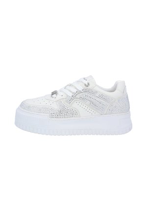 Sneaker bianco con accenti di strass, suola piatta texturizzata e dettagli perforati sulla tomaia. Design con chiusura a lacci.