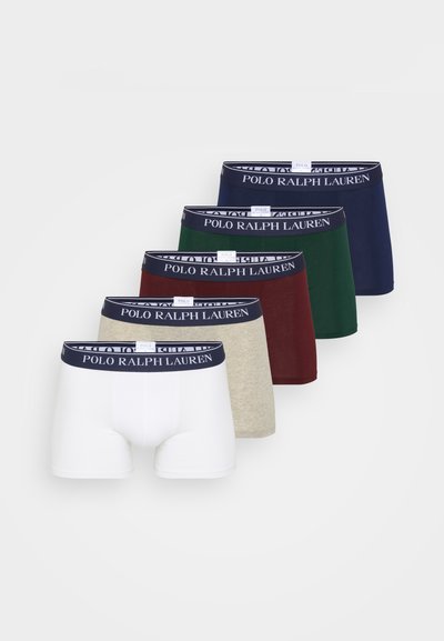 Boxeri scurți în alb, bej, vișiniu, verde închis și albastru închis. Fiecare dintre ei are un elastic de talie bleumarin cu logo-ul "POLO RALPH LAUREN". Material din amestec de bumbac.