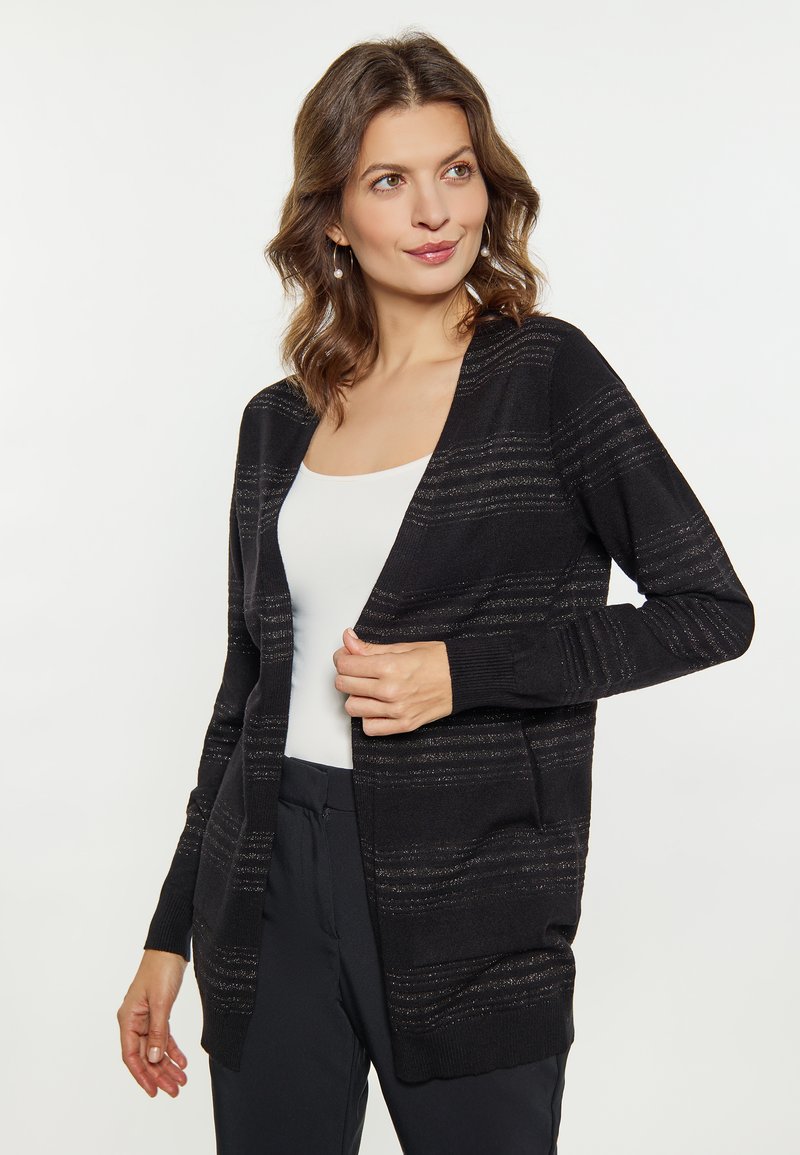 Cardigan negru cu un model texturat de dungi orizontale, având mâneci lungi și un design deschis în față. Fabricat dintr-un material moale.