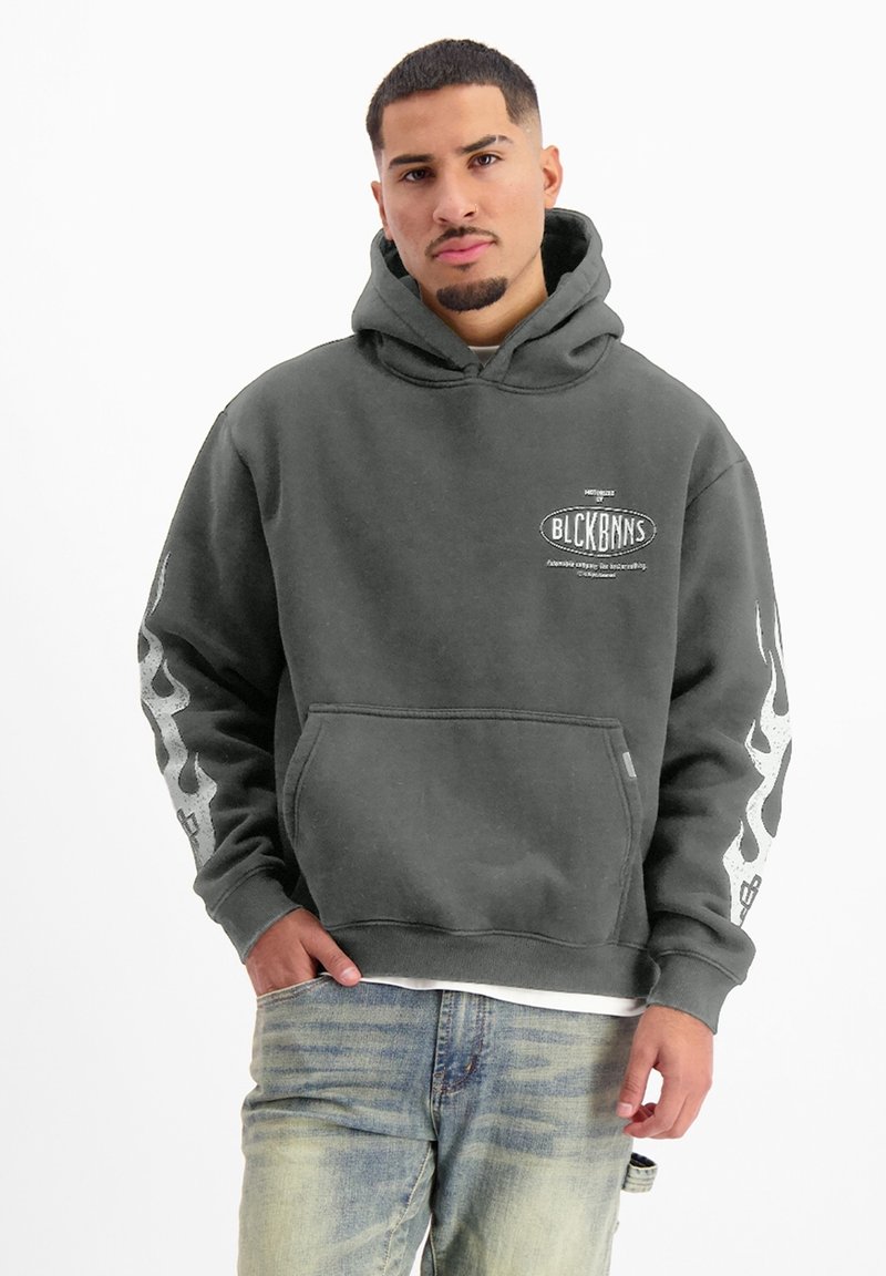 Grijze hoodiesweater met een voorkantzak, vlamafdrukken op de mouwen en een logo-details op de borst. Zachte, gestructureerde stof. Casual pasvorm.