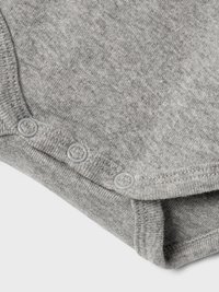 Grått bomullssbody med trykknapper i halsen og langs bunnen, med en myk, strukturert overflate og enkel design.