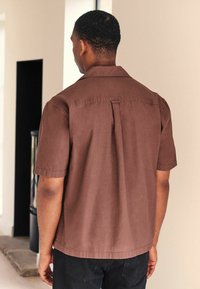 Next SHORT SLEEVE WITH CUBAN COLLAR - REGULAR FIT - Skjorter - rust brown