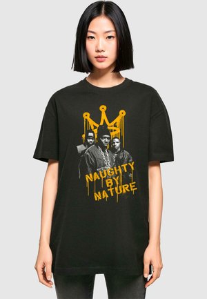 Zwarte katoenen t-shirt met een grafische print van drie figuren met een geel kroontje en de tekst "NAUGHTY BY NATURE."