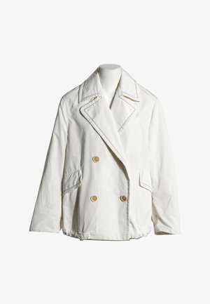 Chaqueta blanca de doble abotonadura con solapas anchas, cuatro botones y dos bolsillos frontales con solapa, mostrada en un maniquí sin cabeza.