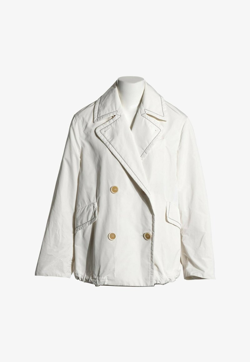 Veste blanche croisée avec larges revers, quatre boutons et deux poches avant à rabat, présentée sur un mannequin sans tête.