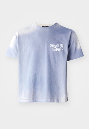 T-shirt in cotone azzurro chiaro con design a gradiente, dotato di maniche corte e logo "ATELIER ROUPA" in bianco sul davanti.