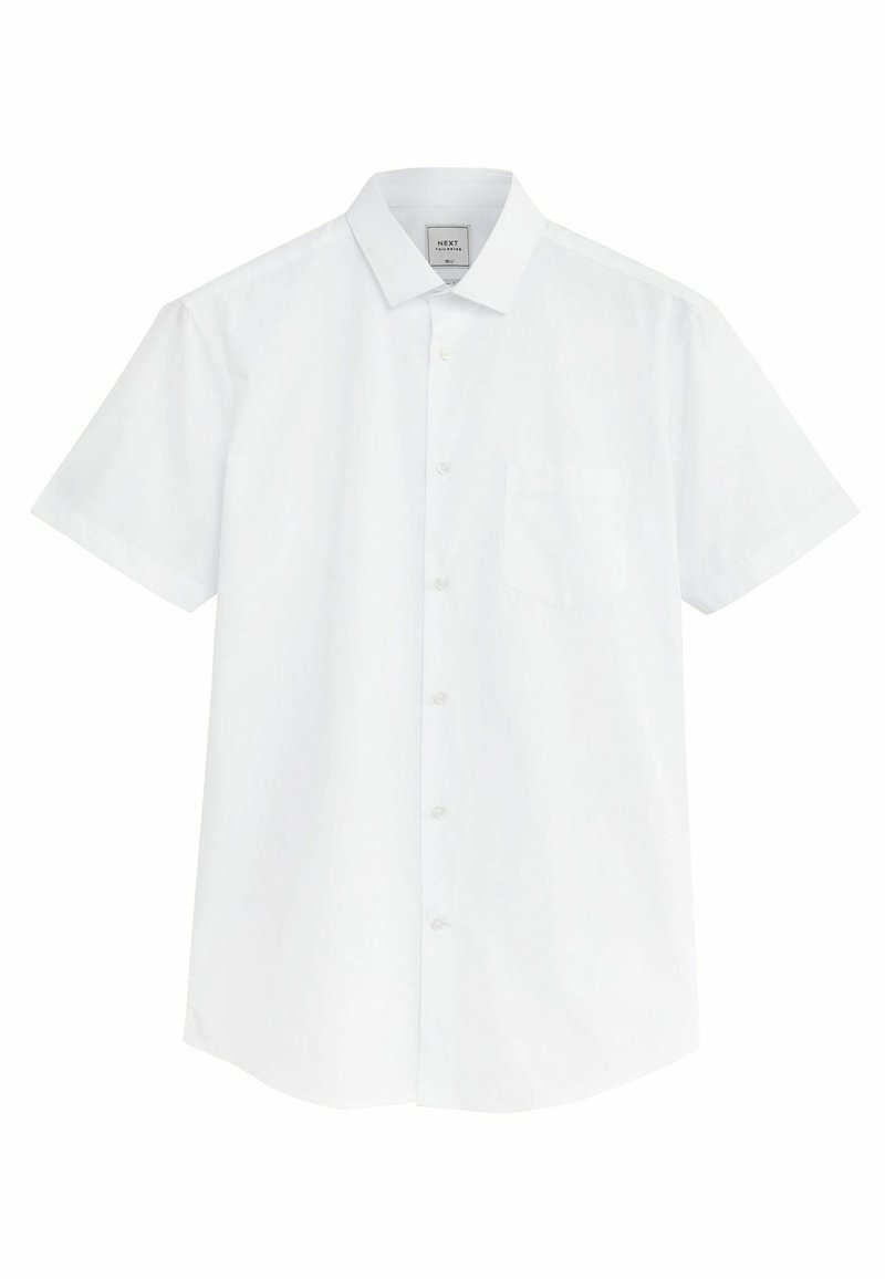 Camisa blanca de manga corta hecha de algodón, con cuello abotonado, un bolsillo en el pecho y diseño de dobladillo recto.