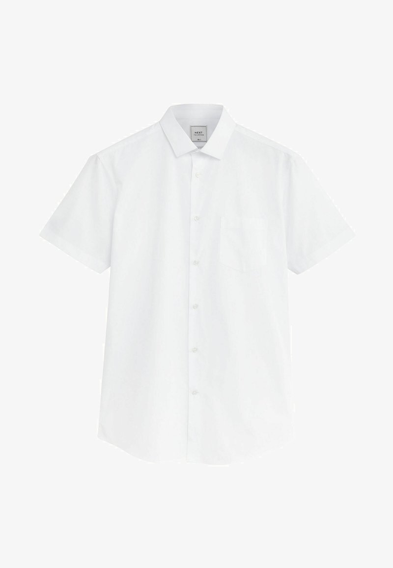 Camisa blanca de manga corta hecha de algodón, con cuello abotonado, un bolsillo en el pecho y diseño de dobladillo recto.