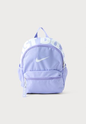 Jasnofioletowy plecak Nike z przednimi i bocznymi kieszeniami, białym napisem "Just Do It" na górze oraz białym logo Nike swoosh na przedniej kieszeni.