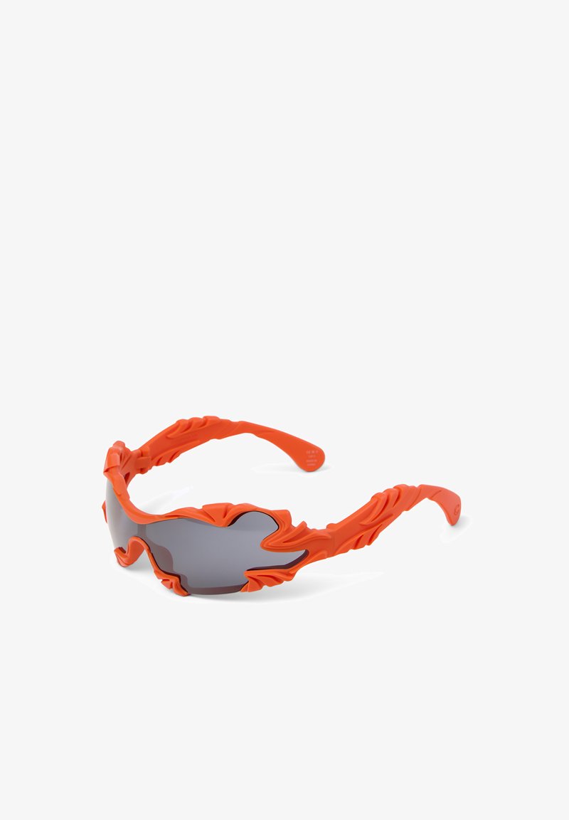 Orangefarbene Sportsonnenbrille mit skulpturierten flammenartigen Rahmen-Details und dunkel getönten, umlaufenden Gläsern.