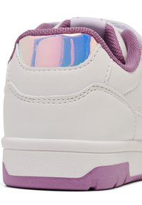 Białe sneakersy z teksturowaną fioletową podeszwą i lśniącym iryzującym akcentem na pięcie. Gładki skórzany materiał z wyściełanym kołnierzem.