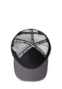 Gorra trucker de malla negra con visera curva gris, que presenta la marca en blanco "GOORIN'" en el interior y paneles texturizados.