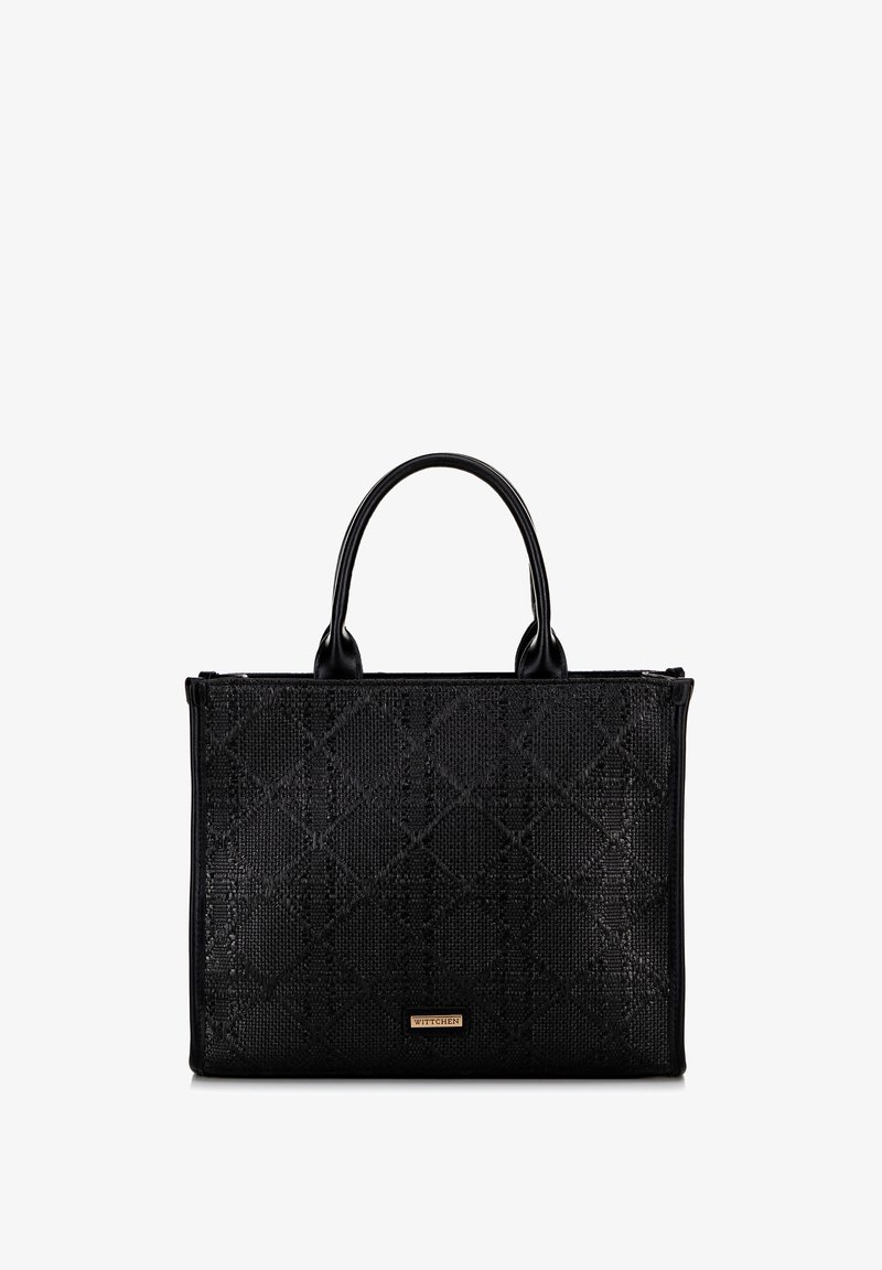 Schwarze Handtasche aus strukturiertem Material mit einem Diamantmuster. Sie hat zwei genähte Griffe und einen kleinen Markenakzent auf der Vorderseite.