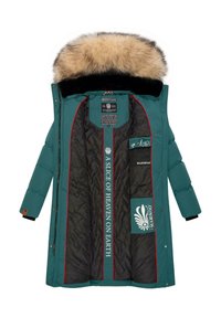 Bordo izolirana parka s odstranitveno krzneno kapuco, notranjo črno podlogo, rdečimi detajli in izvezenim logotipom. Ima več žepov.