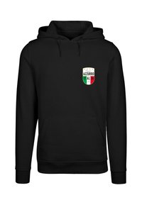 Sudadera negra con un bolsillo frontal, que presenta un pequeño emblema colorido con la palabra "AZZURRO" y un diseño de bandera italiana. Tejido suave con un corte relajado.