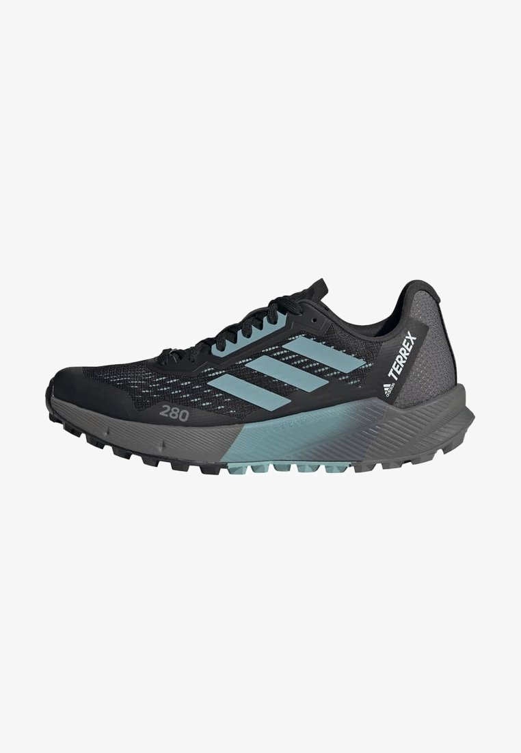 Schwarzer Trailrunning-Schuh mit Mesh-Obermaterial, hellblauen Akzenten und einer strukturierten Gummisohle für Halt. Verfügt über eine stützende Ferse und eine verstärkte Zehenpartie.