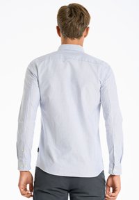 Gestreiftes Langarmhemd in Hellblau und Weiß. Verfügt über einen klassischen Kragen, Knopfmanschetten und einen geraden Saum mit einem kleinen Logotag an der Seite.