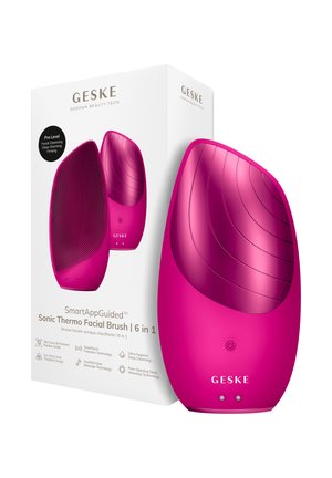 Brosse faciale thermo sonique Geske 6-en-1 rose vif avec des poils en silicone et contrôle de la température, à côté de sa boîte d'emballage blanche.