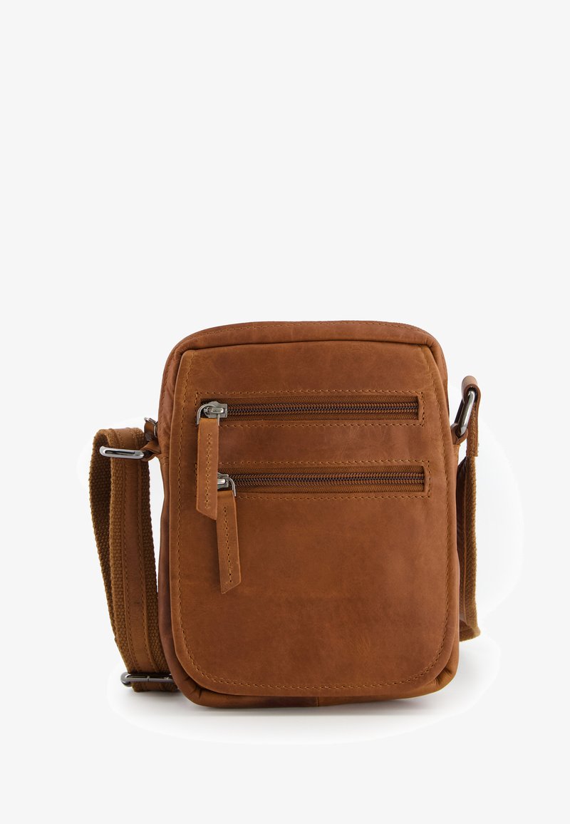 Braune Leder-Crossbody-Tasche mit zwei Reißverschluss-Vordertaschen, einem strukturierten Schulterriemen und einer glatten Oberfläche. Kompakte rechteckige Form.
