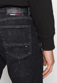 Tommy Hilfiger BLEECKER - Calças de ganga de perna direita - dylan black