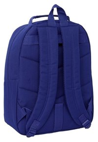 Zaino blu navy con schienale e spallacci imbottiti, caratterizzato da una forma rettangolare e texture trapuntata. Include manico per il trasporto superiore.
