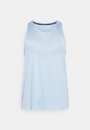 Lyseblå ermeløs tanktopp laget av glatt stoff, med et teksturert sikksakkmønster på forsiden og rund hals.