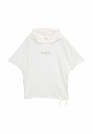 Bijela majica kratkih rukava s visokim ovratnikom, s obrubom koji se može podešavati šnuricom, i otisnutim tekstom "dobri trenuci" u suptilnoj zelenoj boji.