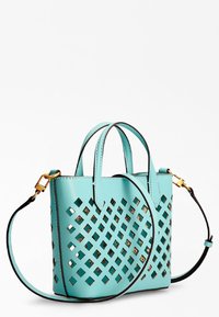 Turkis lædertaske med et gitterdesign, der har guldfarvet hardware og en aftagelig sort rem. To korte håndtag på toppen.