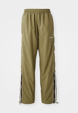 Pantalones deportivos verde olivo con cintura elástica, rayas laterales blancas y acentos a cuadros en los lados inferiores. Trabillas con cremallera.