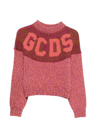 Maglione a maglia grossa in tonalità di rosa e viola con collo alto e lettere "GCDS" in grassetto rosa sul petto.