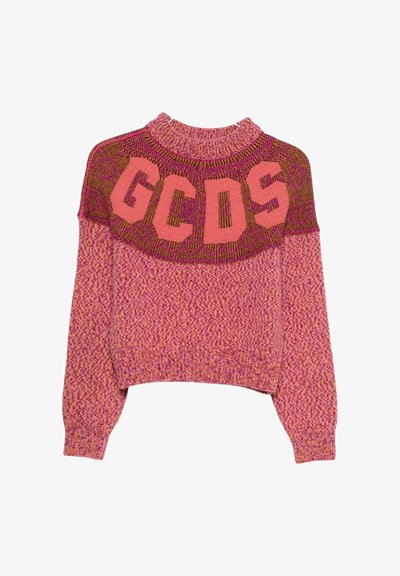 Maglione a maglia grossa in tonalità di rosa e viola con collo alto e lettere "GCDS" in grassetto rosa sul petto.