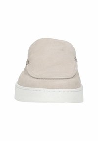 Beige suède instap schoenen met een ronde bovenkant en een witte rubberen zool. Beschikt over een gestikte naad en subtiele textuur. Geen zichtbare hardware.