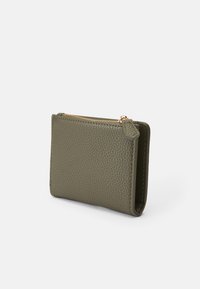 Portefeuille en cuir vert olive avec une texture granuleuse, fermeture éclair en haut et forme rectangulaire structurée ; design minimaliste.