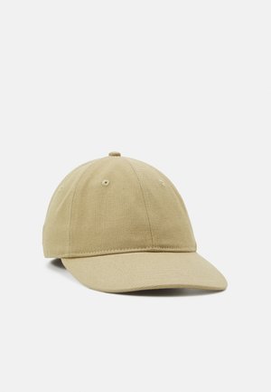 Beige bomulds baseballkasket med syede paneler og en buet skygge på en ensfarvet lys baggrund.