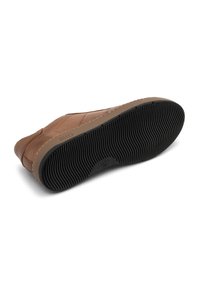 Scarpa in pelle marrone con una finitura liscia e suola contrastante color beige. Presenta una suola esterna in gomma nera testurizzata con una presa a motivi.