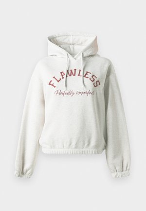 Lys grå hættetrøje lavet af blødt stof, med et afslappet fit, ribbede manchetter og en snorehætte. Teksten "FLAWLESS" og "Perfectly imperfect" i bordeaux.