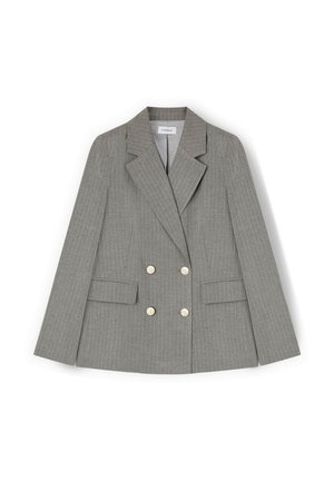 Grau gestreifter, doppelreihiger Blazer mit spitzen Revers, vier weißen Knöpfen und zwei vorderen Klappentaschen, flach auf weißem Hintergrund liegend.