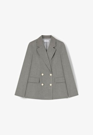 Harmaa kapearaidallinen kaksirivinen bleiseri huipuilla olevilla kauluksilla, neljällä valkoisella napilla ja kahdella edessä olevalla läppätaskulla, asetettuna tasaisesti valkoiselle taustalle.