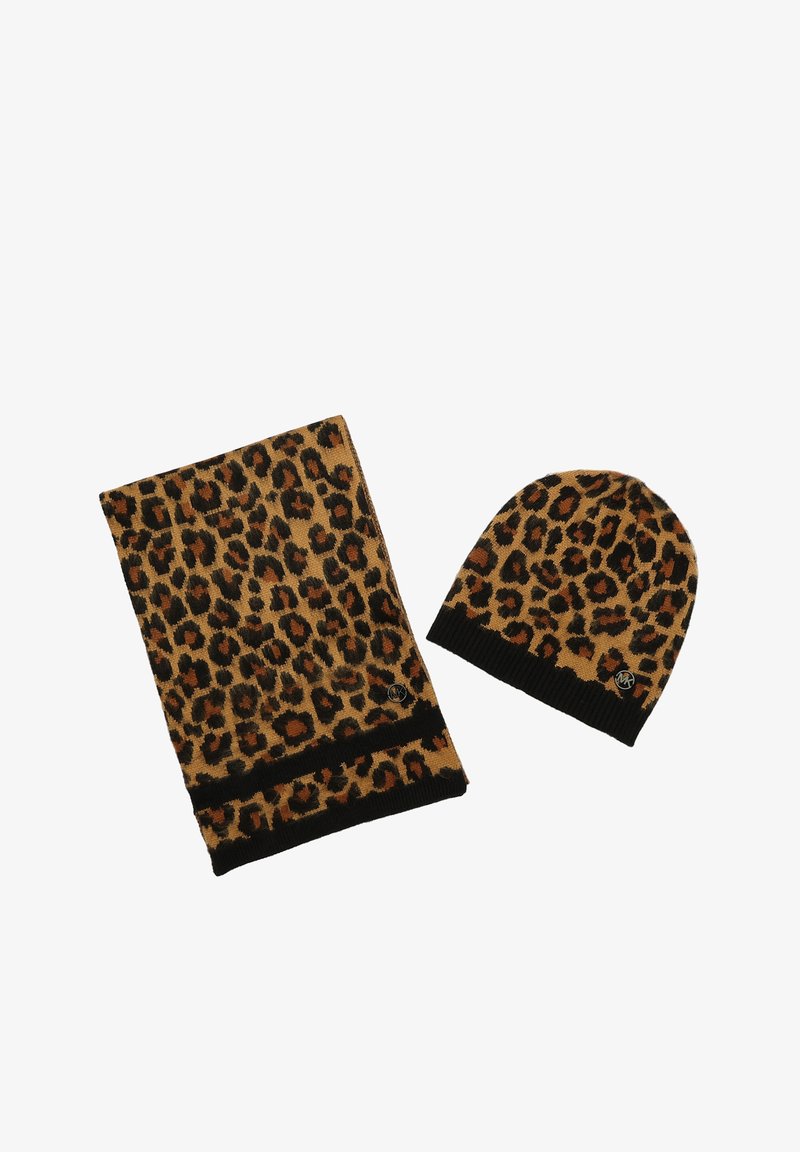 Brun og sort leopardmønstret strikket tørklæde og hue sæt, der har kontrasterende sorte kanter og en cirkulær logo detalje på huen.