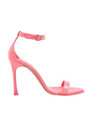 Roze sandaal met hoge hak, enkelbandje en gesp, open teen en smalle stilettohak op witte achtergrond.