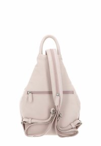 Sac à dos en cuir rose de forme triangulaire, avec une poignée supérieure et des bretelles réglables. Il dispose d'une poche frontale zippée et d'une texture lisse.