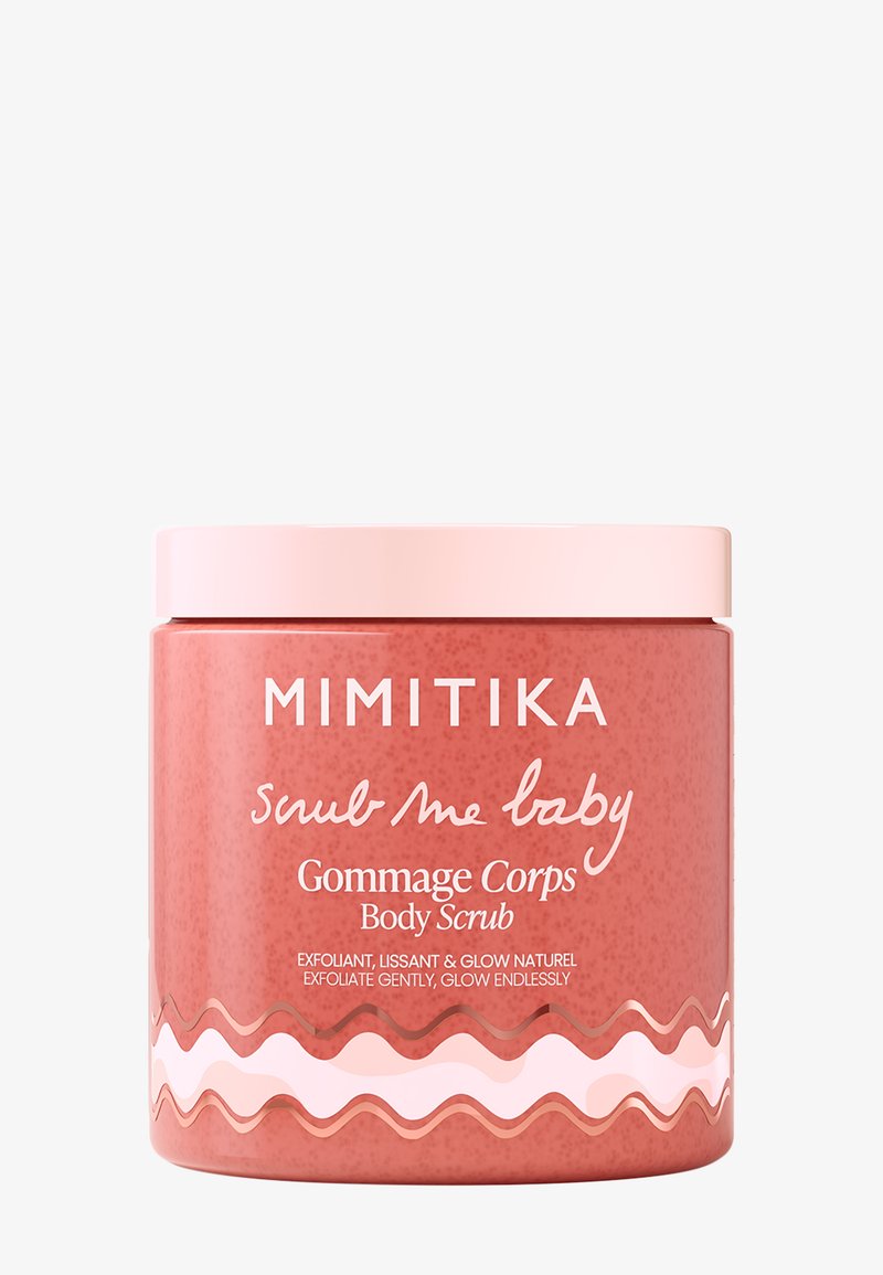 Lyserød krukke med Mimitika Scrub Me Baby kropssukker med hvidt bølgemønster og teksten "exfoliate gently glow endlessly".