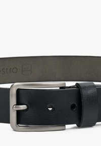 Černý kožený pásek s matně stříbrnou kovovou sponou a hladkým povrchem. Otvory pro nastavení, vyražené logo na vnitřní straně.