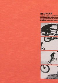 Tela de coral con una textura sutil que presenta un diseño vertical de siluetas de bicicletas negras realizando trucos, con texto descriptivo a la izquierda.