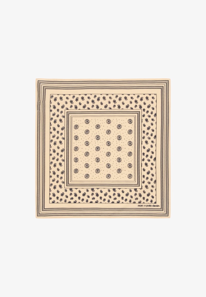 Beiger Schal mit einem zentralen Quadrat, das kleine Blumenmuster zeigt, umrandet von geometrischen Designs und dunklen Linien. Das Logo des Herstellers ist enthalten.