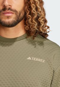 Adidas Terrex XPLORIC CREW NECK - Sudadera - olive strata