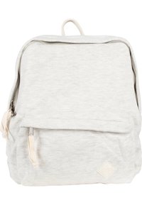 Lys grå tekstilryggsekk med en frontlomme med glidelås, et håndtak på toppen og en liten logo-patch nederst til høyre. Myk tekstur.